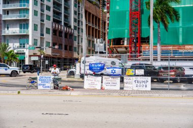 Miami, FL, ABD - 14 Haziran 2025: Miami 'de Krallar Protesto Etmez. Başkan Trump ve göç politikasına karşı protesto