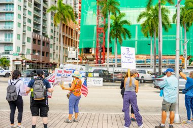 Miami, FL, ABD - 14 Haziran 2025: Miami 'de Krallar Protesto Etmez. Başkan Trump ve göç politikasına karşı protesto