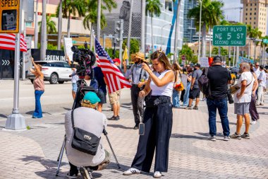 Miami, FL, ABD - 14 Haziran 2025: Miami 'de Krallar Protesto Etmez. Başkan Trump ve göç politikasına karşı protesto