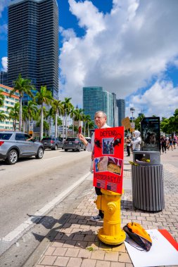 Miami, FL, ABD - 14 Haziran 2025: Miami 'de Krallar Protesto Etmez. Başkan Trump ve göç politikasına karşı protesto