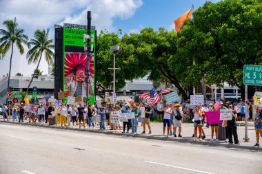 Miami, FL, ABD - 14 Haziran 2025: Miami 'de Krallar Protesto Etmez. Başkan Trump ve göç politikasına karşı protesto