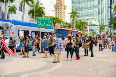 Miami, FL, ABD - 14 Haziran 2025: Miami 'de Krallar Protesto Etmez. Başkan Trump ve göç politikasına karşı protesto