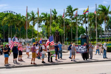 Miami, FL, ABD - 14 Haziran 2025: Miami 'de Krallar Protesto Etmez. Başkan Trump ve göç politikasına karşı protesto