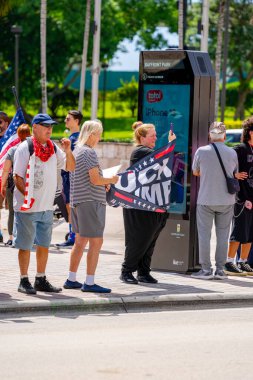 Miami, FL, ABD - 14 Haziran 2025: Miami 'de Krallar Protesto Etmez. Başkan Trump ve göç politikasına karşı protesto
