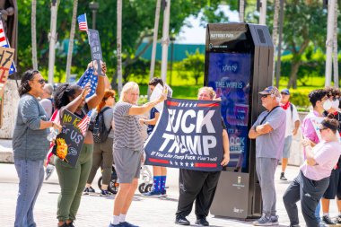 Miami, FL, ABD - 14 Haziran 2025: Miami 'de Krallar Protesto Etmez. Başkan Trump ve göç politikasına karşı protesto