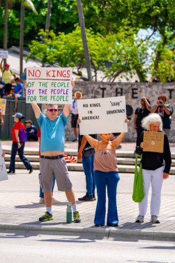 Miami, FL, ABD - 14 Haziran 2025: Miami 'de Krallar Protesto Etmez. Başkan Trump ve göç politikasına karşı protesto
