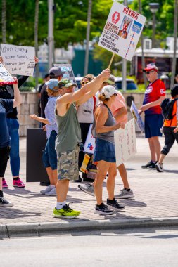 Miami, FL, ABD - 14 Haziran 2025: Miami 'de Krallar Protesto Etmez. Başkan Trump ve göç politikasına karşı protesto