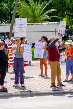 Miami, FL, ABD - 14 Haziran 2025: Miami 'de Krallar Protesto Etmez. Başkan Trump ve göç politikasına karşı protesto