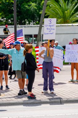 Miami, FL, ABD - 14 Haziran 2025: Miami 'de Krallar Protesto Etmez. Başkan Trump ve göç politikasına karşı protesto