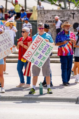 Miami, FL, ABD - 14 Haziran 2025: Miami 'de Krallar Protesto Etmez. Başkan Trump ve göç politikasına karşı protesto