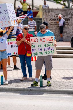 Miami, FL, ABD - 14 Haziran 2025: Miami 'de Krallar Protesto Etmez. Başkan Trump ve göç politikasına karşı protesto