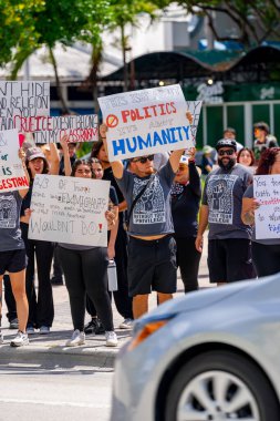 Miami, FL, ABD - 14 Haziran 2025: Miami 'de Krallar Protesto Etmez. Başkan Trump ve göç politikasına karşı protesto