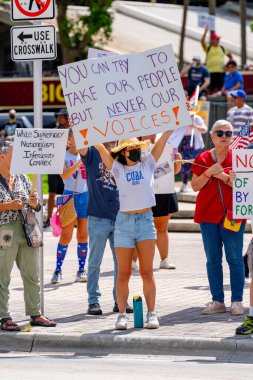 Miami, FL, ABD - 14 Haziran 2025: Miami 'de Krallar Protesto Etmez. Başkan Trump ve göç politikasına karşı protesto