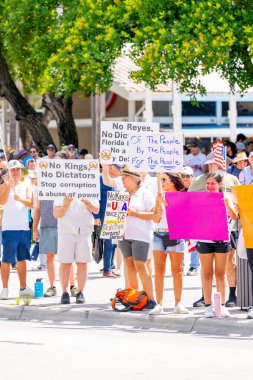 Miami, FL, ABD - 14 Haziran 2025: Miami 'de Krallar Protesto Etmez. Başkan Trump ve göç politikasına karşı protesto
