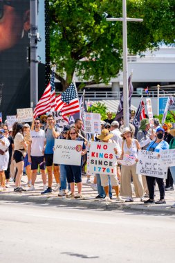 Miami, FL, ABD - 14 Haziran 2025: Miami 'de Krallar Protesto Etmez. Başkan Trump ve göç politikasına karşı protesto