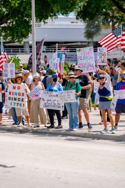 Miami, FL, ABD - 14 Haziran 2025: Miami 'de Krallar Protesto Etmez. Başkan Trump ve göç politikasına karşı protesto