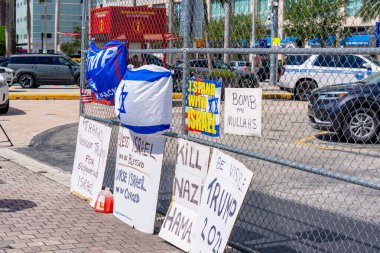Miami, FL, ABD - 14 Haziran 2025: Miami 'de Krallar Protesto Etmez. Başkan Trump ve göç politikasına karşı protesto
