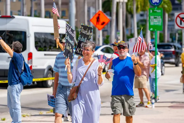 Miami, FL, ABD - 14 Haziran 2025: Miami 'de Krallar Protesto Etmez. Başkan Trump ve göç politikasına karşı protesto