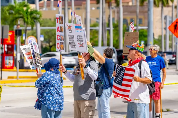 Miami, FL, ABD - 14 Haziran 2025: Miami 'de Krallar Protesto Etmez. Başkan Trump ve göç politikasına karşı protesto