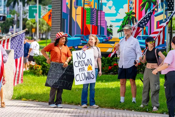 Miami, FL, ABD - 14 Haziran 2025: Miami 'de Krallar Protesto Etmez. Başkan Trump ve göç politikasına karşı protesto