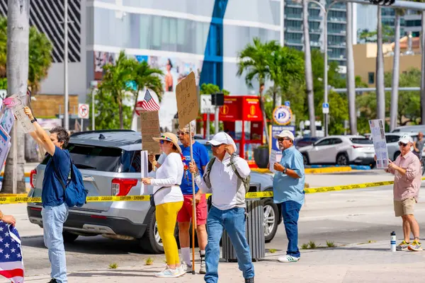 Miami, FL, ABD - 14 Haziran 2025: Miami 'de Krallar Protesto Etmez. Başkan Trump ve göç politikasına karşı protesto