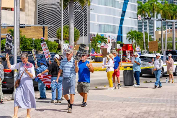 Miami, FL, ABD - 14 Haziran 2025: Miami 'de Krallar Protesto Etmez. Başkan Trump ve göç politikasına karşı protesto