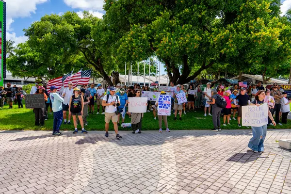 Miami, FL, ABD - 14 Haziran 2025: Miami 'de Krallar Protesto Etmez. Başkan Trump ve göç politikasına karşı protesto