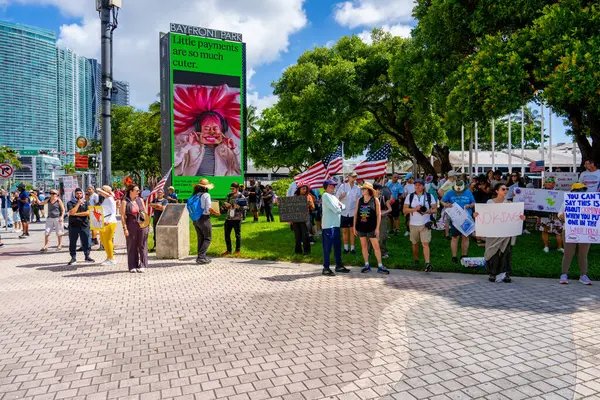 Miami, FL, ABD - 14 Haziran 2025: Miami 'de Krallar Protesto Etmez. Başkan Trump ve göç politikasına karşı protesto