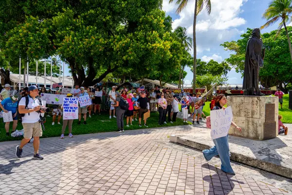 Miami, FL, ABD - 14 Haziran 2025: Miami 'de Krallar Protesto Etmez. Başkan Trump ve göç politikasına karşı protesto