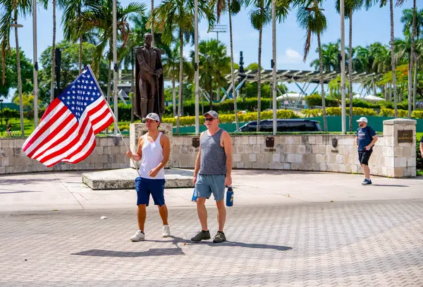 Miami, FL, ABD - 14 Haziran 2025: Miami 'de Krallar Protesto Etmez. Başkan Trump ve göç politikasına karşı protesto