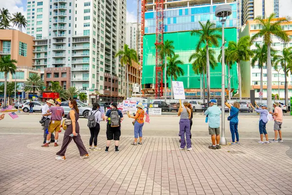 Miami, FL, ABD - 14 Haziran 2025: Miami 'de Krallar Protesto Etmez. Başkan Trump ve göç politikasına karşı protesto