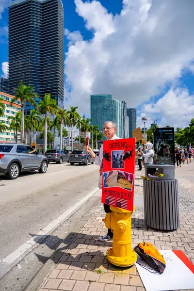 Miami, FL, ABD - 14 Haziran 2025: Miami 'de Krallar Protesto Etmez. Başkan Trump ve göç politikasına karşı protesto