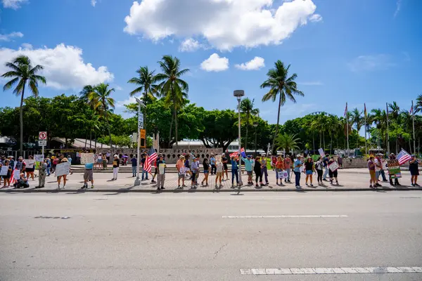 Miami, FL, ABD - 14 Haziran 2025: Miami 'de Krallar Protesto Etmez. Başkan Trump ve göç politikasına karşı protesto