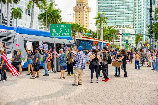 Miami, FL, ABD - 14 Haziran 2025: Miami 'de Krallar Protesto Etmez. Başkan Trump ve göç politikasına karşı protesto