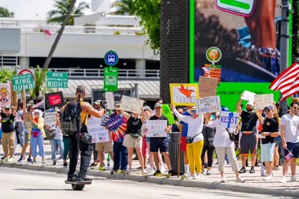 Miami, FL, ABD - 14 Haziran 2025: Miami 'de Krallar Protesto Etmez. Başkan Trump ve göç politikasına karşı protesto