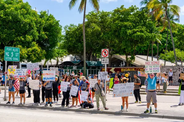 Miami, FL, ABD - 14 Haziran 2025: Miami 'de Krallar Protesto Etmez. Başkan Trump ve göç politikasına karşı protesto