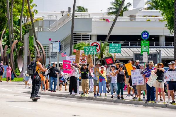 Miami, FL, ABD - 14 Haziran 2025: Miami 'de Krallar Protesto Etmez. Başkan Trump ve göç politikasına karşı protesto