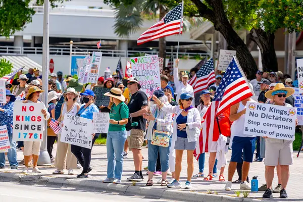 Miami, FL, ABD - 14 Haziran 2025: Miami 'de Krallar Protesto Etmez. Başkan Trump ve göç politikasına karşı protesto