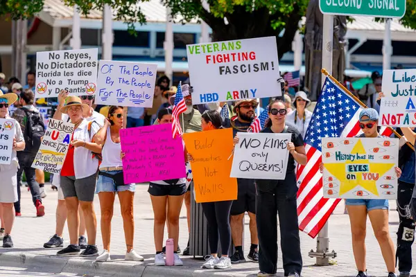 Miami, FL, ABD - 14 Haziran 2025: Miami 'de Krallar Protesto Etmez. Başkan Trump ve göç politikasına karşı protesto