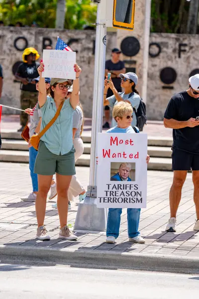Miami, FL, ABD - 14 Haziran 2025: Miami 'de Krallar Protesto Etmez. Başkan Trump ve göç politikasına karşı protesto