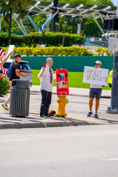 Miami, FL, ABD - 14 Haziran 2025: Miami 'de Krallar Protesto Etmez. Başkan Trump ve göç politikasına karşı protesto