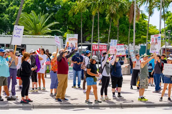 Miami, FL, ABD - 14 Haziran 2025: Miami 'de Krallar Protesto Etmez. Başkan Trump ve göç politikasına karşı protesto