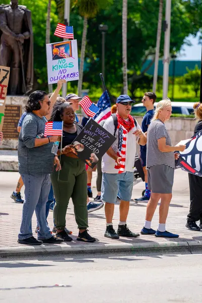 Miami, FL, ABD - 14 Haziran 2025: Miami 'de Krallar Protesto Etmez. Başkan Trump ve göç politikasına karşı protesto