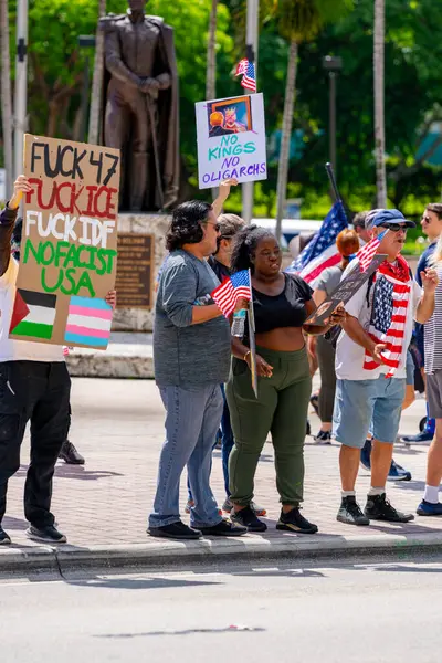 Miami, FL, ABD - 14 Haziran 2025: Miami 'de Krallar Protesto Etmez. Başkan Trump ve göç politikasına karşı protesto