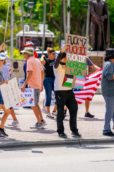 Miami, FL, ABD - 14 Haziran 2025: Miami 'de Krallar Protesto Etmez. Başkan Trump ve göç politikasına karşı protesto