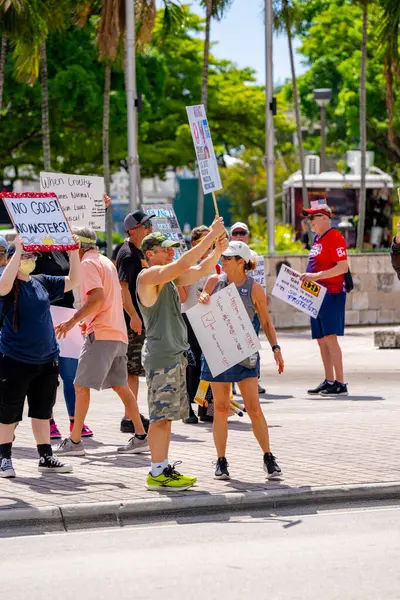 Miami, FL, ABD - 14 Haziran 2025: Miami 'de Krallar Protesto Etmez. Başkan Trump ve göç politikasına karşı protesto