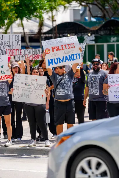 Miami, FL, ABD - 14 Haziran 2025: Miami 'de Krallar Protesto Etmez. Başkan Trump ve göç politikasına karşı protesto