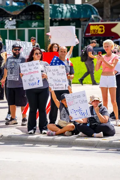 Miami, FL, ABD - 14 Haziran 2025: Miami 'de Krallar Protesto Etmez. Başkan Trump ve göç politikasına karşı protesto