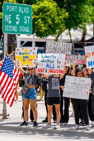 Miami, FL, ABD - 14 Haziran 2025: Miami 'de Krallar Protesto Etmez. Başkan Trump ve göç politikasına karşı protesto