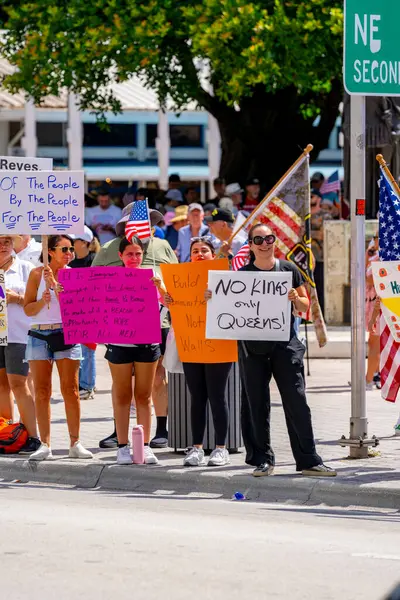 Miami, FL, ABD - 14 Haziran 2025: Miami 'de Krallar Protesto Etmez. Başkan Trump ve göç politikasına karşı protesto